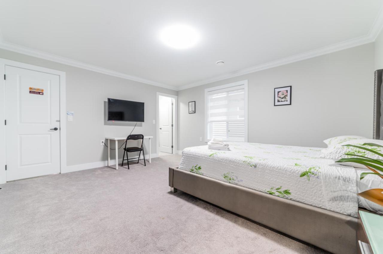 Aaron'S Sweet Home Surrey Bagian luar foto