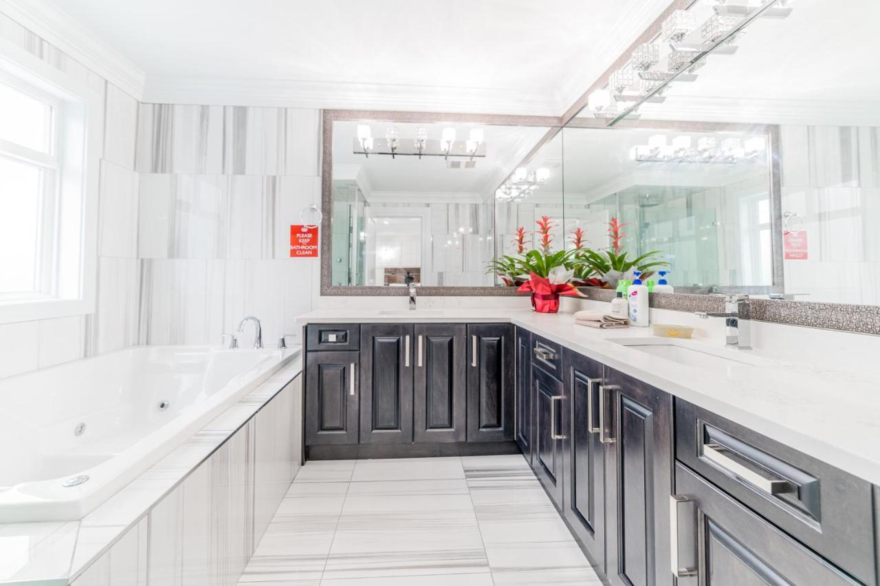 Aaron'S Sweet Home Surrey Bagian luar foto