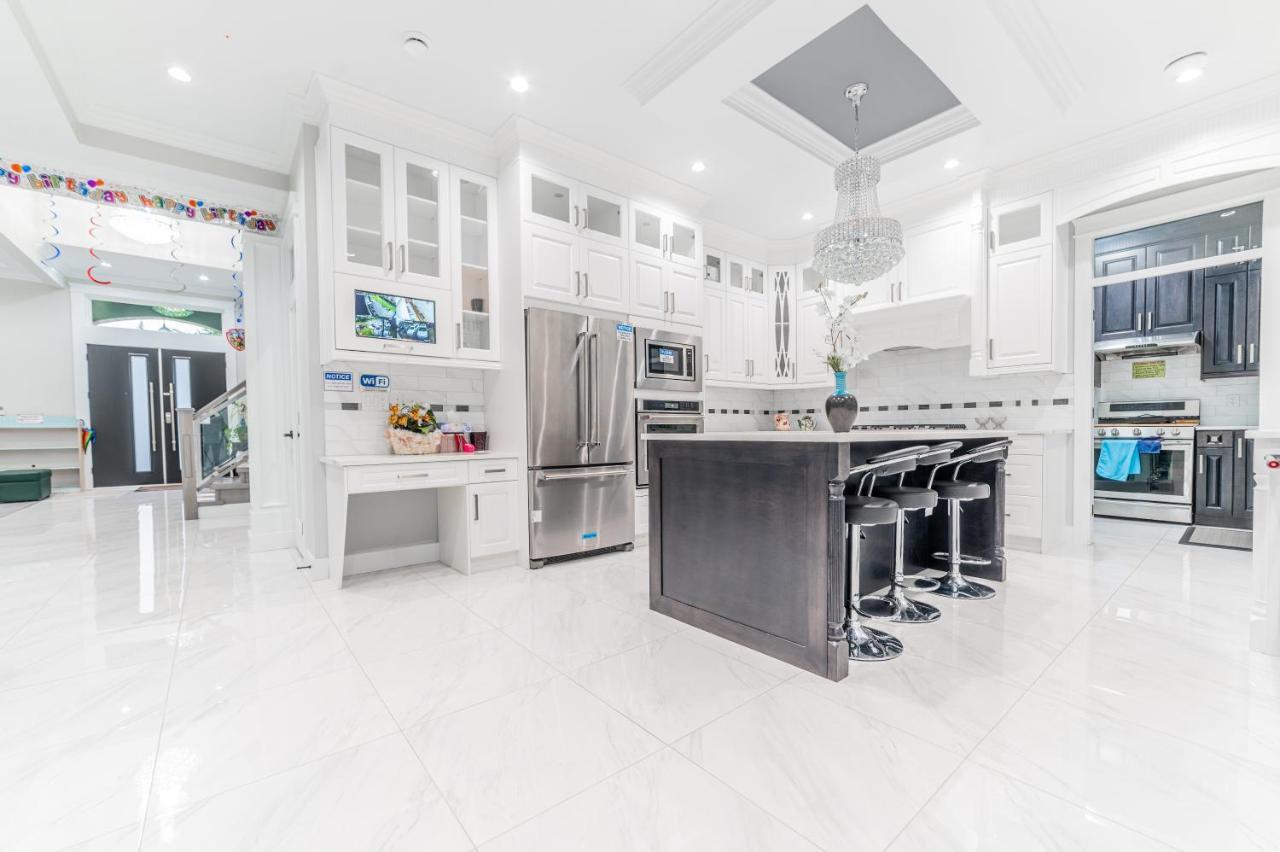 Aaron'S Sweet Home Surrey Bagian luar foto