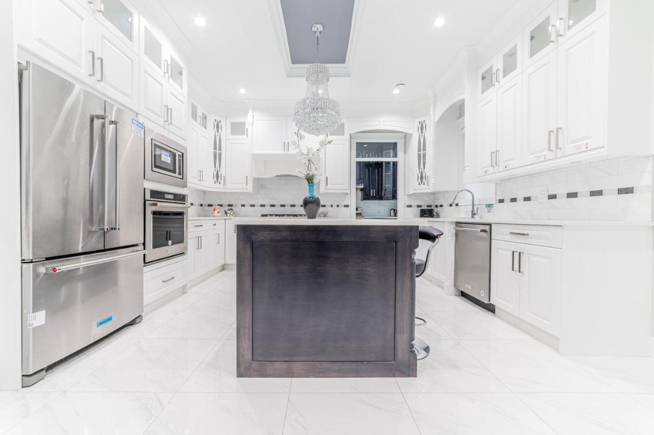 Aaron'S Sweet Home Surrey Bagian luar foto