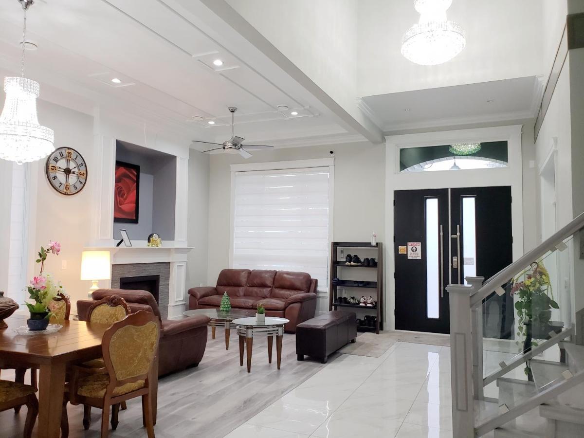 Aaron'S Sweet Home Surrey Bagian luar foto