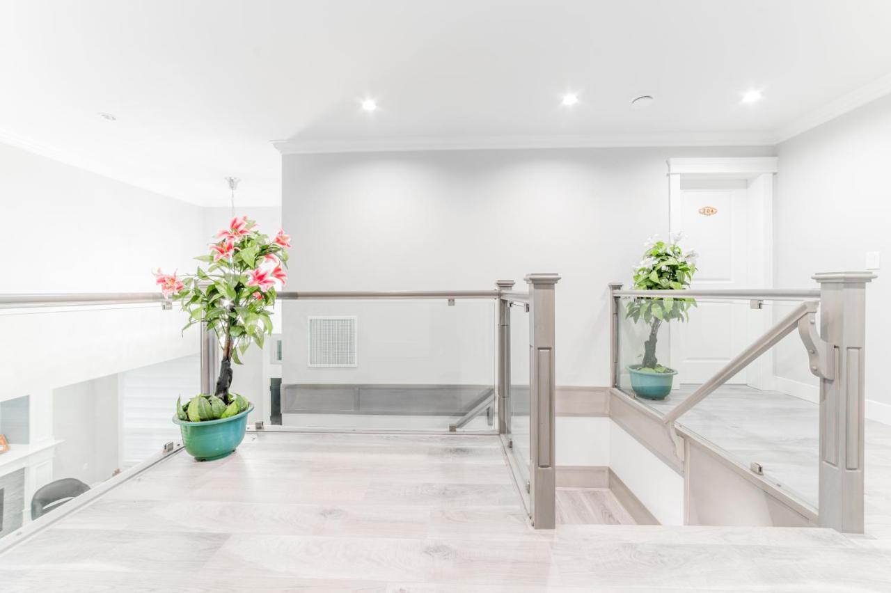 Aaron'S Sweet Home Surrey Bagian luar foto