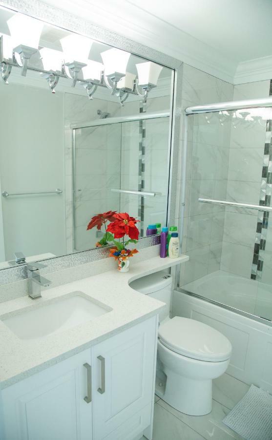 Aaron'S Sweet Home Surrey Bagian luar foto